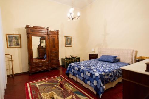 オルヴィエートにあるAppartamento il Gelsominoのベッドルーム1室(ベッド1台、ドレッサー、鏡付)