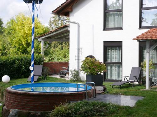 uma piscina no quintal de uma casa em Ferienhaus Knodel em Sachsenheim