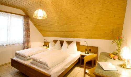 
Ein Bett oder Betten in einem Zimmer der Unterkunft Hotel Landgasthof Hirschen

