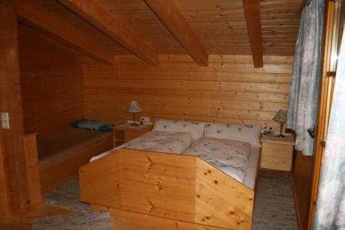 Haus Frandl في سانكت جاكوب إن ديفيريغن: غرفة نوم مع سرير في كابينة خشب