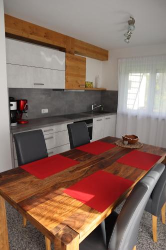 インメンシュタット・イム・アルゴイにあるVilla-marlonのキッチン(木製テーブル、椅子付)