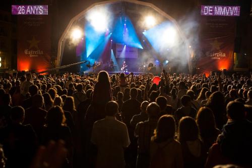 an audience watching a band at a concert at Apartaments Vicus 2 con vistas a la Plaza Mayor de Vic in Vic