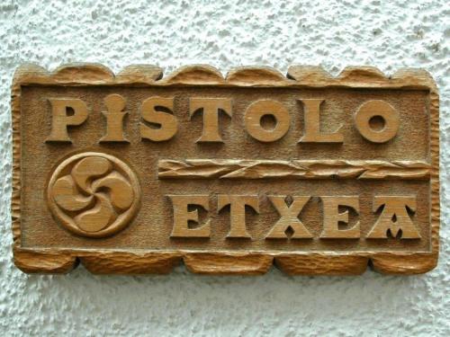 a metal sign on the side of a building at Apartamentos Pistolo in Ochagavía