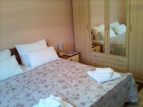 - une chambre avec un lit et des serviettes dans l'établissement Oaza, à Čavle