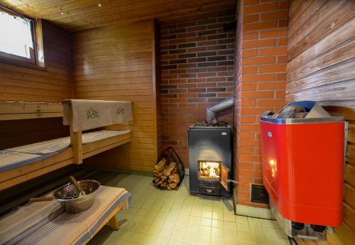 Habitación con chimenea y fogones. en Vacation Home Kuhmanne, en Vehvilä