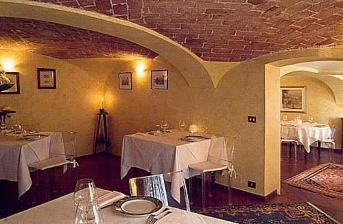 a dining room with tables with white table cloth at Locanda Martelletti in Cocconato
