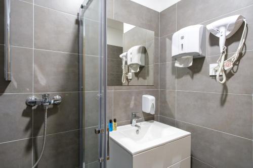 y baño con ducha y lavamanos. en SL OLIMP, en Trebinje