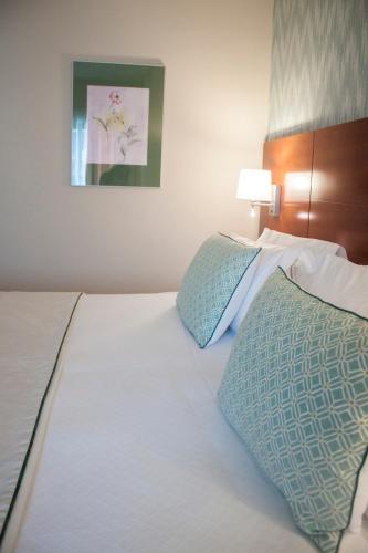 Una cama o camas en una habitación de Hotel Carlos I Silgar