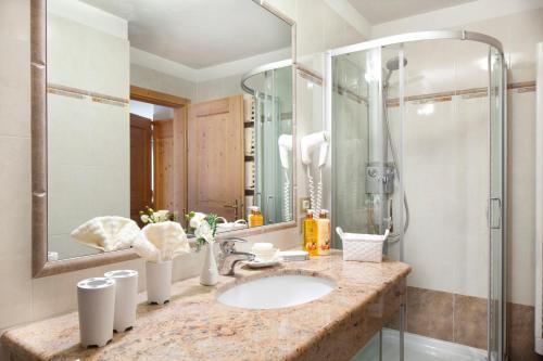 y baño con lavabo y ducha. en Frara Residence Apartments, en San Cassiano