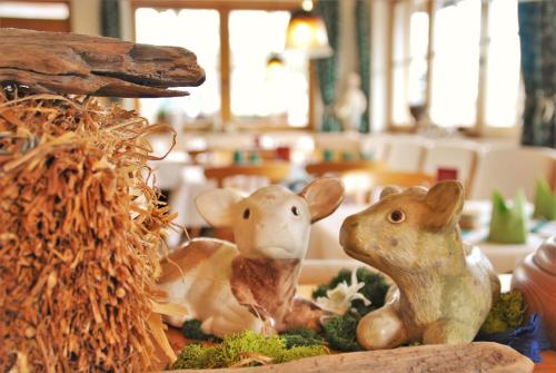two figurines of animals are sitting on a table at Traditions-Gasthaus Bayrischer Hof in Leutkirch im Allgäu