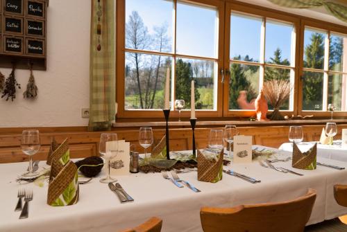 Restoran või mõni muu söögikoht majutusasutuses Traditions-Gasthaus Bayrischer Hof