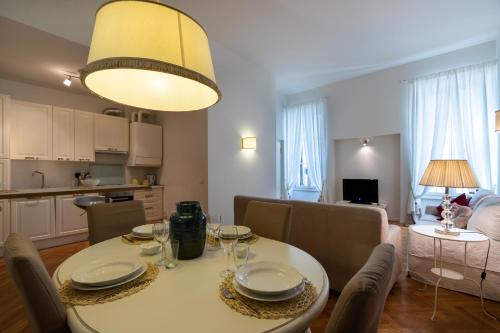 een eetkamer en een keuken met een tafel en stoelen bij AD Verona flat in Verona