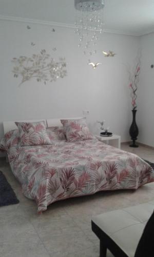 ein Schlafzimmer mit einem großen Bett mit einer bunten Bettdecke in der Unterkunft La Dolce Vita in Macisbenda