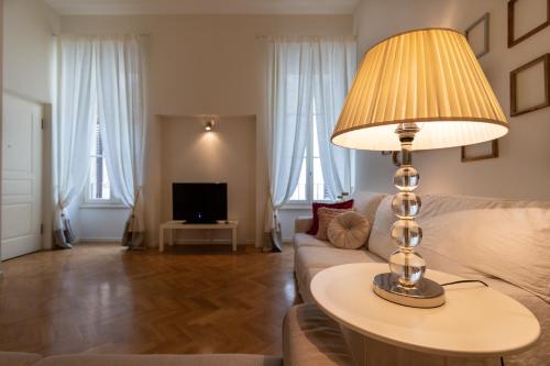 een woonkamer met een lamp op een tafel bij AD Verona flat in Verona