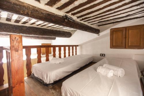 1 Schlafzimmer mit 2 Betten und Holzdecke in der Unterkunft La Casetta by Connexion in Antibes