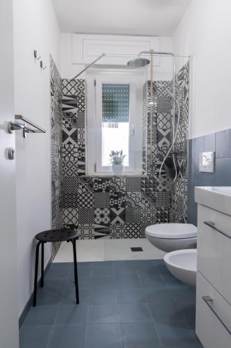 a bathroom with a tub and a toilet and a sink at La casa di Alvy in Pescara