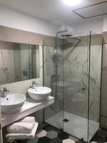 Ένα μπάνιο στο Santa Suites