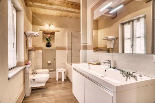 uma casa de banho com um lavatório e um WC em Antica Locanda San Pietro em Govone