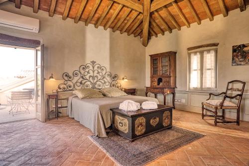 ゴヴォーネにあるAntica Locanda San Pietroのベッドルーム1室(ベッド1台、テーブル、椅子付)