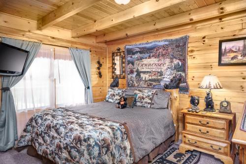 ein Schlafzimmer mit einem Bett in einem Blockhaus in der Unterkunft Deer Run in Sevierville