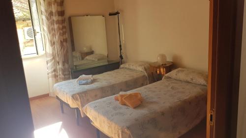 ローマにあるCasa Vacanze Yuliのベッド3台と鏡付きの部屋
