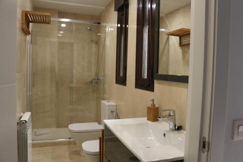 a bathroom with a sink and a shower and a toilet at Apartamento Homelife Roca Tarpeya 4 in Toledo