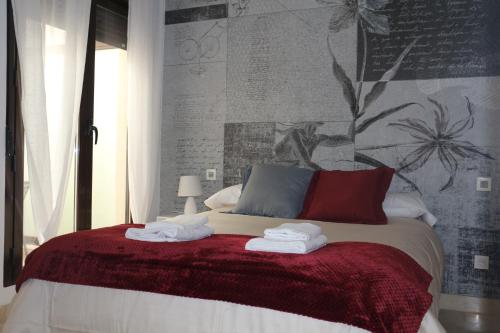 a bedroom with a bed with towels on it at Apartamento Homelife Roca Tarpeya 4 in Toledo