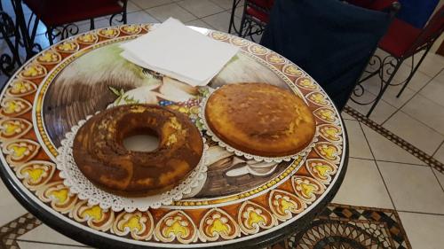 dois donuts sentados num prato numa mesa em Hotel Sangiuliano 132 centro storico Catania em Catânia