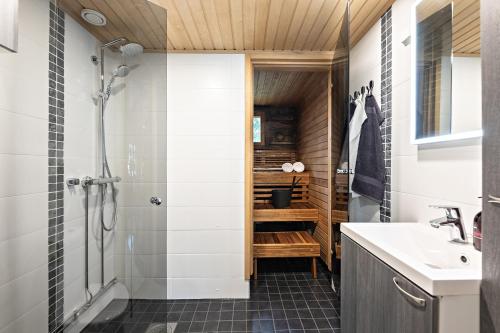 a bathroom with a shower and a sink at UnelmaKanerva in Ruka