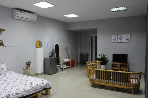 Zimmer mit einem Schlafzimmer mit einem Kinderbett und einem TV in der Unterkunft Amazing stay- homestay, city view, near center Hanoi, NK Cau Giay in Hanoi