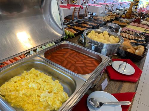 a buffet with many different types of food at Hotel Nascentes da Serra in Poços de Caldas
