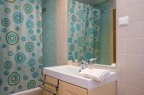 Ένα μπάνιο στο BmyGuest Santa Luzia Terrace Apartment