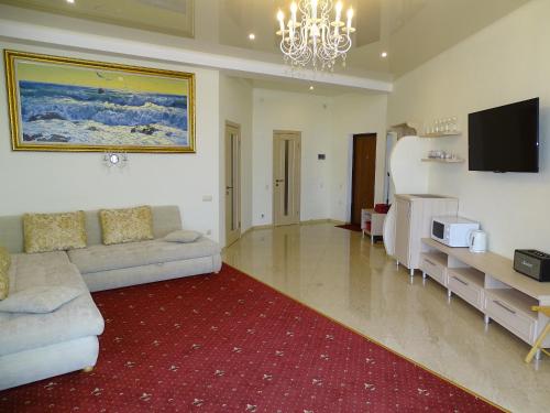 sala de estar con sofá y alfombra roja en KafaLux en Feodosiya