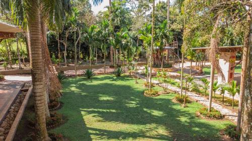 a garden with palm trees in a park at Hotel Hacienda Gualanday in Villavicencio