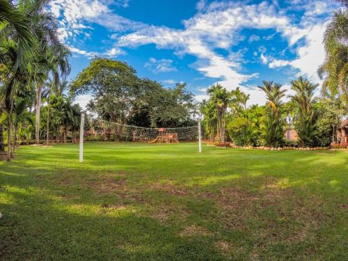 a park with palm trees and a net at Hotel Hacienda Gualanday in Villavicencio