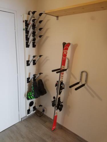 une chambre avec des skis et des chaussures suspendus au mur dans l'établissement ARC 1800, Residence Pierra Menta, à Arc 1800