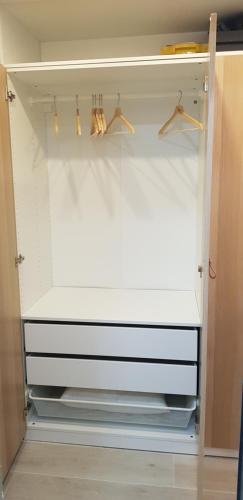 um armário branco com dois cabides em Estudio Rocío em Benalmádena