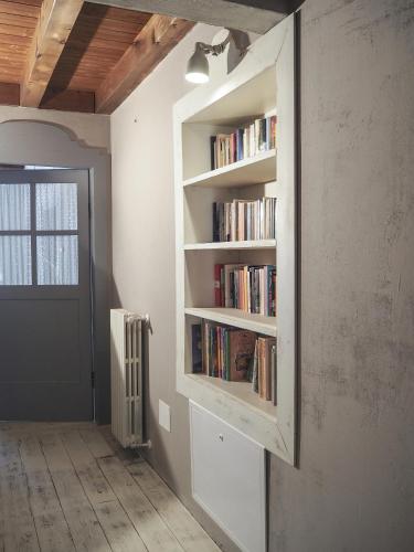a book shelf with books on it in a room at B&B Antique Maison in Soave