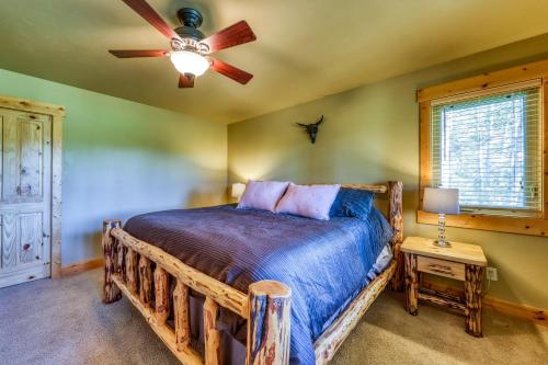 Un pat sau paturi într-o cameră la Shiner Creek Retreat