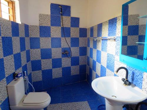 Bilik mandi di Queen of Sheba Beach Lodge