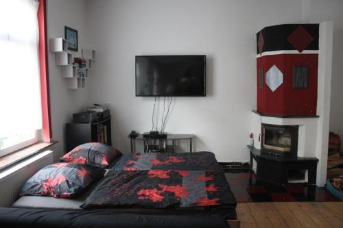 ein Wohnzimmer mit einem Sofa und einem Flachbild-TV in der Unterkunft Privatzimmer Hagen in Hagen