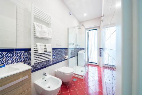 ein Badezimmer mit einem weißen WC und einem Waschbecken in der Unterkunft La Casa del Poeta - Appartamento Ravello in Maiori