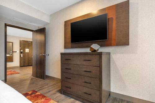 Μια τηλεόραση ή/και κέντρο ψυχαγωγίας στο Cambria Hotel Omaha Downtown