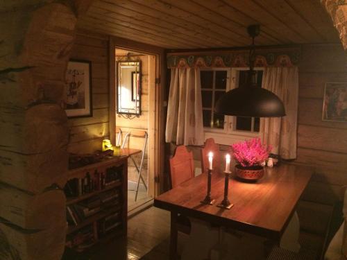 Una habitación con una mesa con dos velas. en Veslehytta - 5 person cabin en Ål