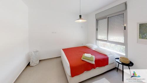 Ένα ή περισσότερα κρεβάτια σε δωμάτιο στο Herzliya Luxury On The Park