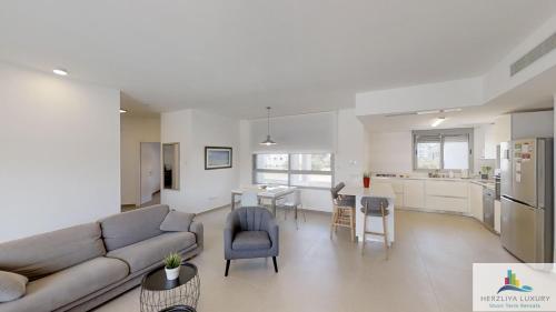 Η κουζίνα ή μικρή κουζίνα στο Herzliya Luxury On The Park