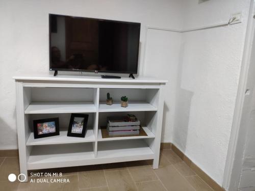 ein weißes Entertainment-Center mit einem Flachbildfernseher in der Unterkunft LA CASITA CALLE EL TANQUE in Santa Cruz de la Palma