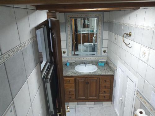 ein Badezimmer mit Waschbecken und Spiegel in der Unterkunft Casa Cueva Roman in Setenil de las Bodegas