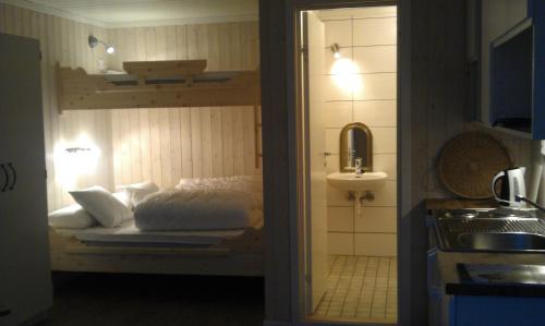 Habitación pequeña con cama y lavamanos en Valdres Naturlegvis, en Fagernes