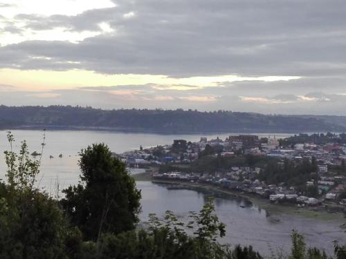 a view of a large river with a city at Cabañas Rincón de Ten Ten in Castro